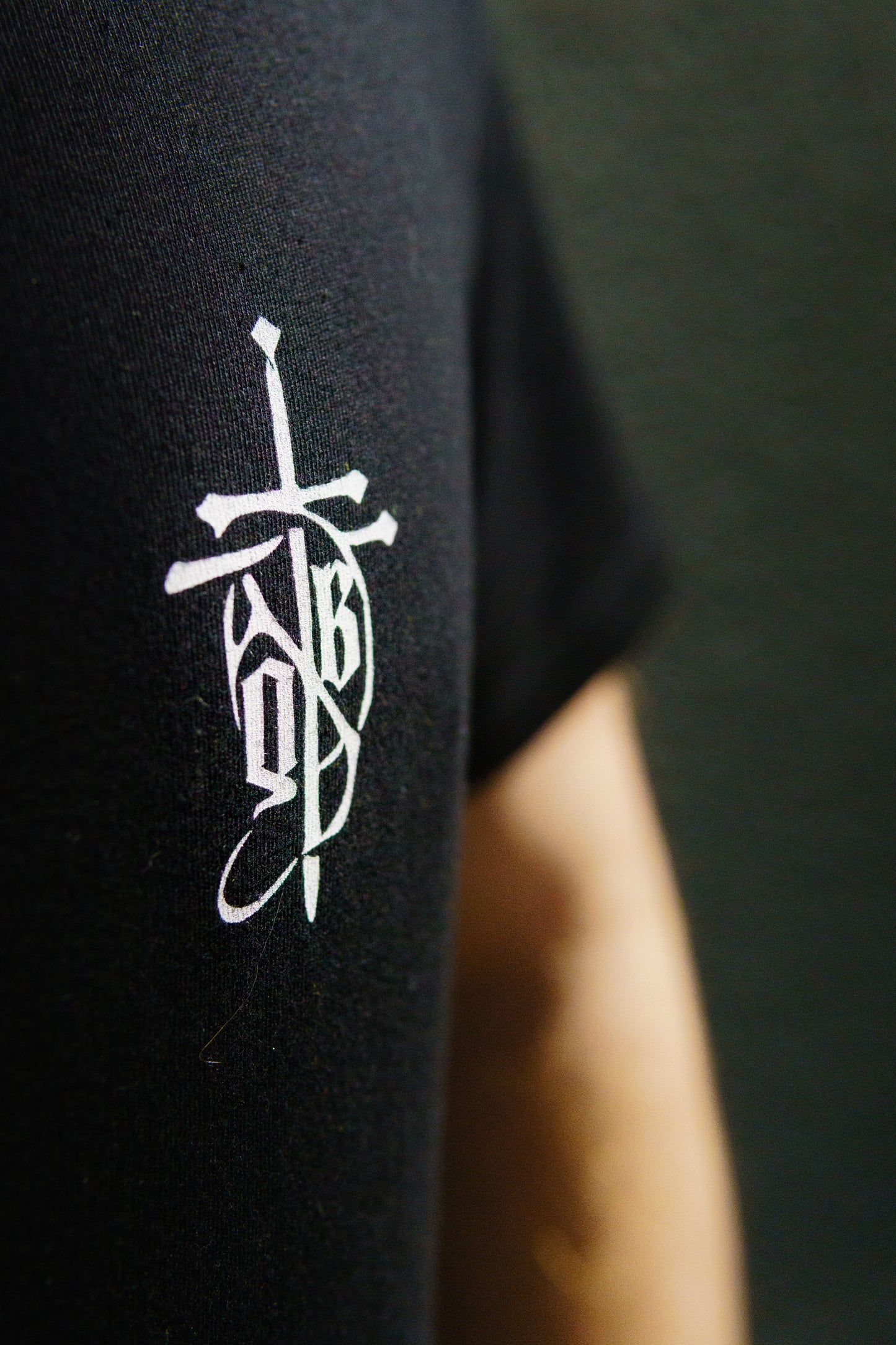 QUIT 'N BUILD DEFIANCE TEE MEN